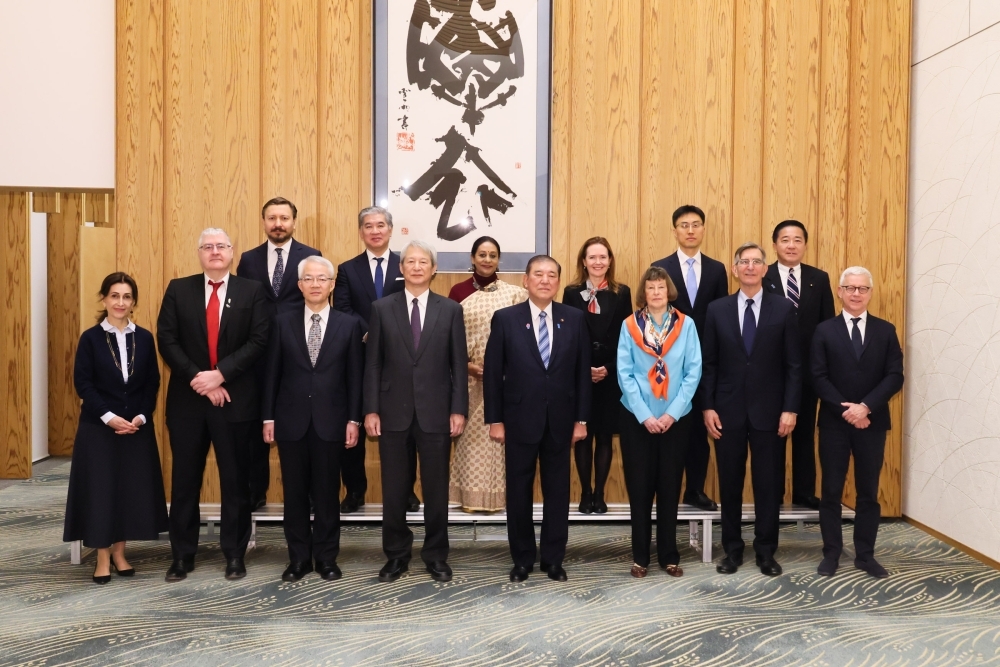 (Commemorative photo) Prime Minister Ishiba and the Participants of the sixth Meeting of the International Group of Eminent Persons for a World without Nuclear Weapons