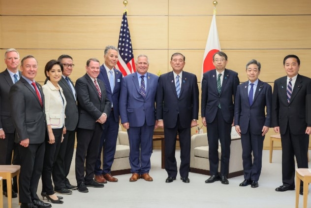Prime Minister ISHIBA poses for a commemorative photo with the delegation of the United States House of Representatives