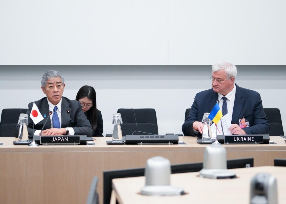 The two ministers holding a meeting