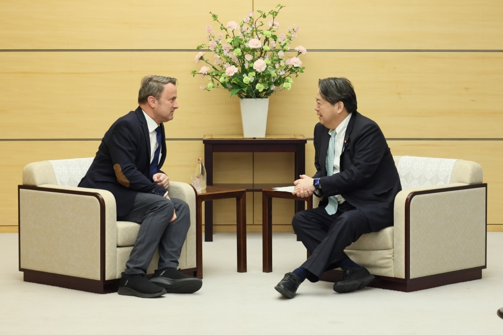 Chief Cabinet Secretary Hayashi receiving a courtesy call by Deputy Prime Minister and Foreign Minister Bettel