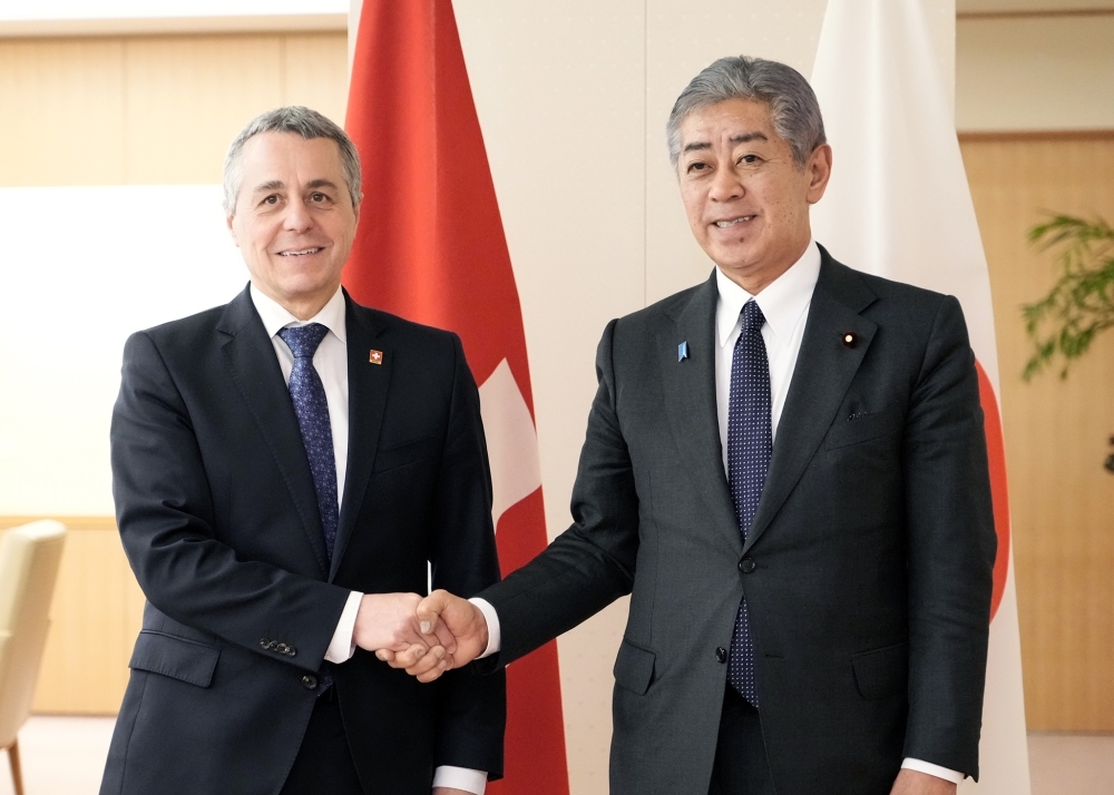 Foreign Minister Iwaya shaking hands with Minister Cassis