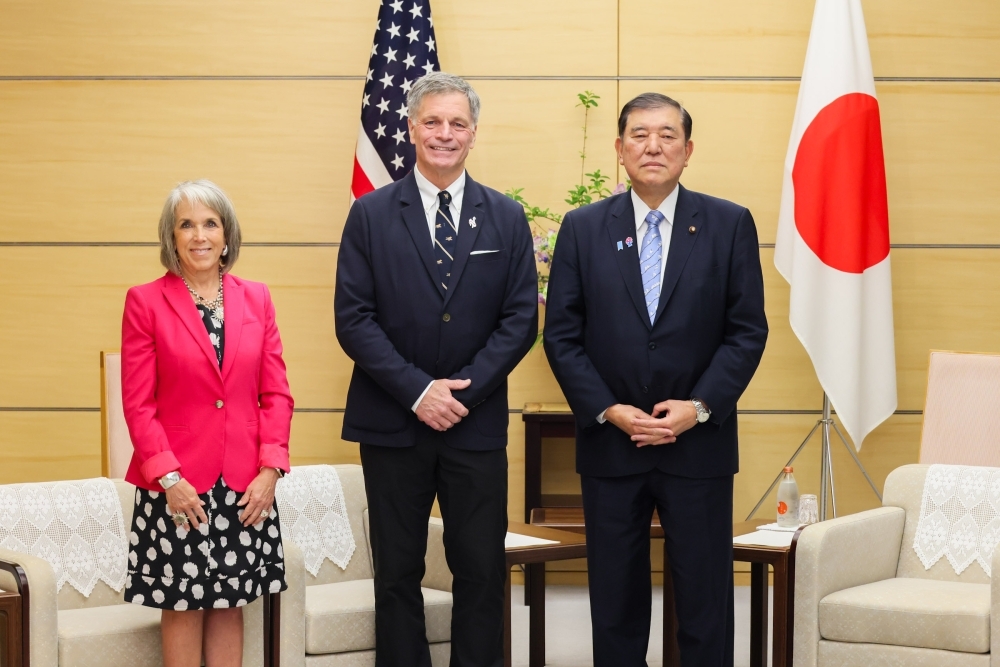 Prime Minister Ishiba posing for a commemorative photo with Governor Gordon and Governor Grisham