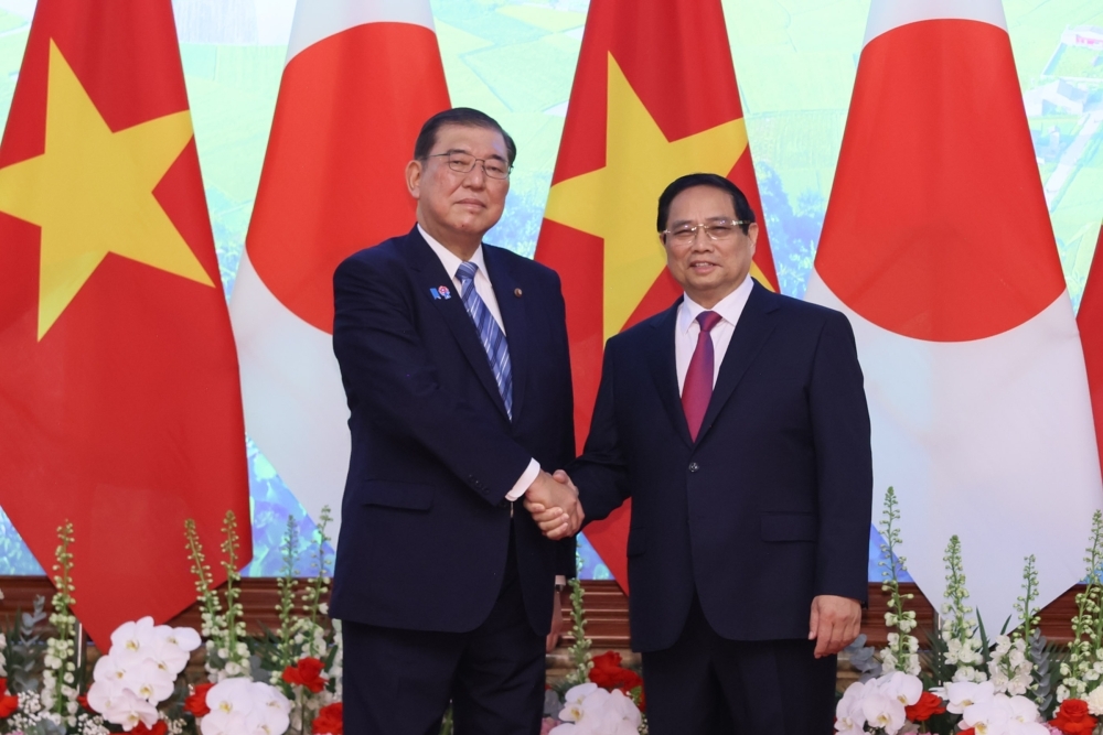 Prime Minister Ishiba is shaking hands with Prime Minister Chinh