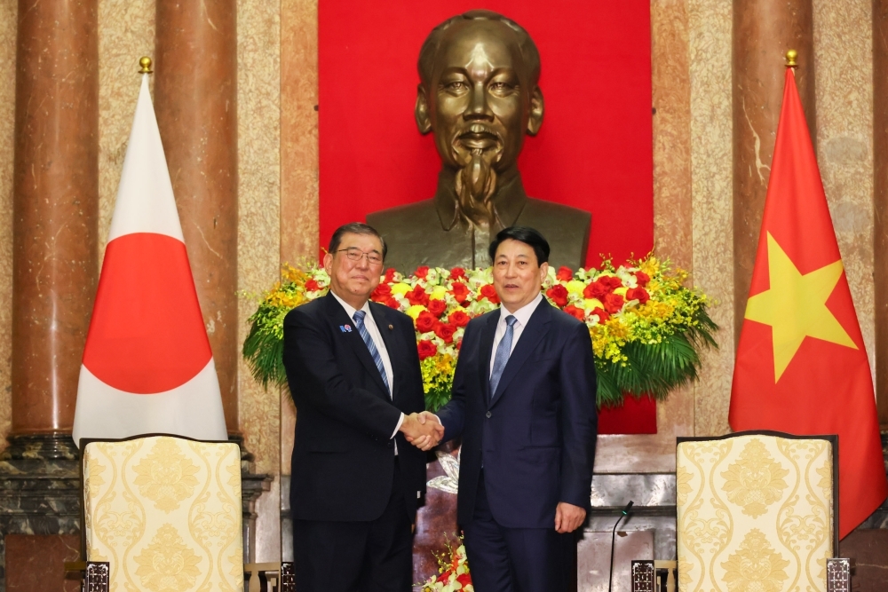 Prime Minister Ishiba is shaking hands with President Luong Cuong