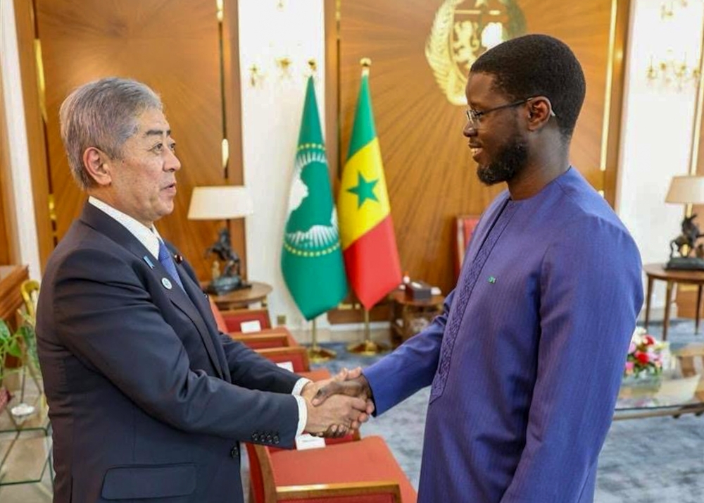 Foreign Minister Iwaya is shaking hands wiht H.E. Mr. Bassirou Diomaye FAYE, President Senegal