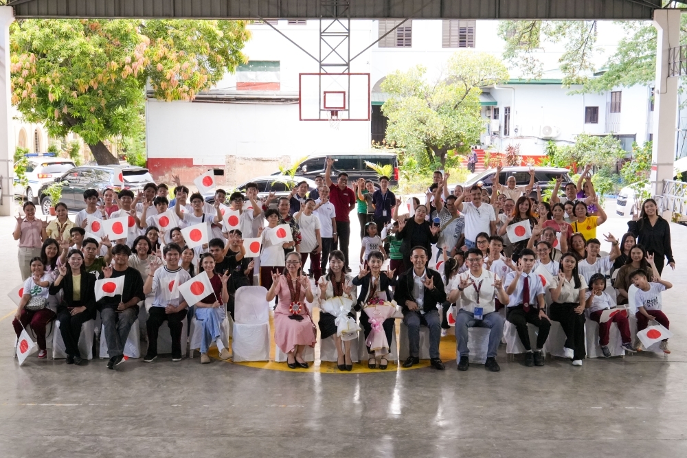 Mrs. Ishiba was warmly welcomed by the students