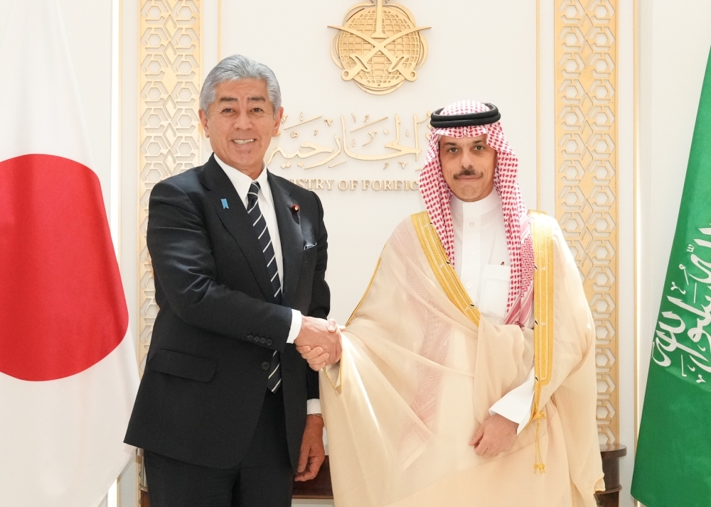 Foreign Minister IWAYA shaking hands with H.H. Prince Faisal, Foreign Minister of Saudi Arabia