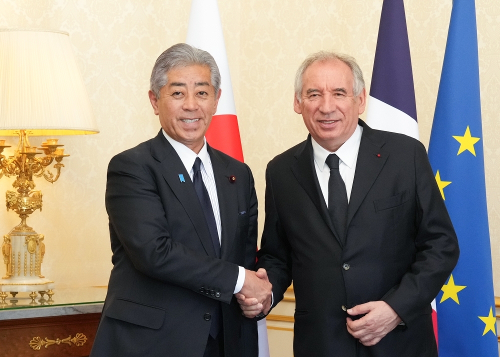 Foreign Minister IWAYA shaking hands with Prime Minister Bayrou