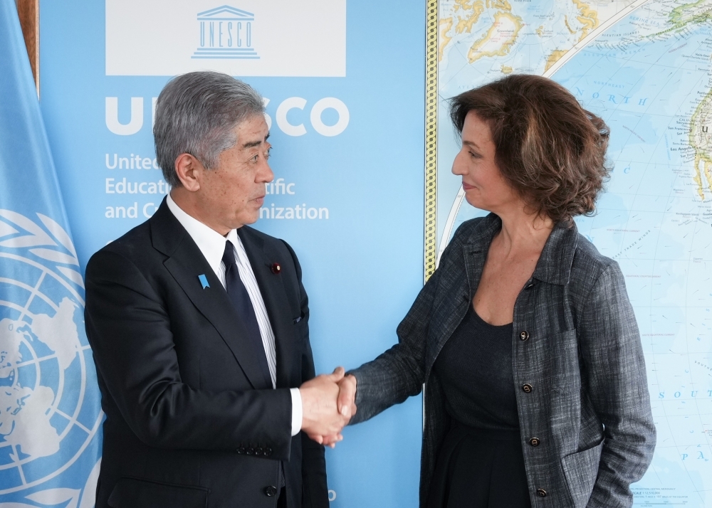 Foreign Minister IWAYA shaking hands with Director-General Azoulay
