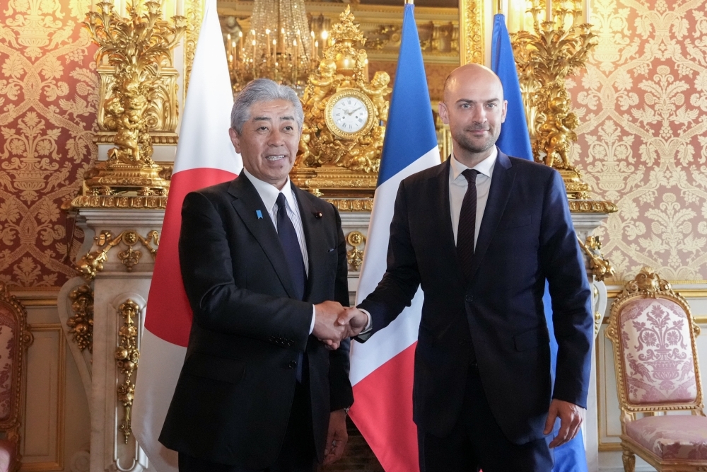 Foreign Minister IWAYA shaking hands with H.E. Mr. Jean-Noël BARROT, Minister for Europe and Foreign Affairs of the French Republic