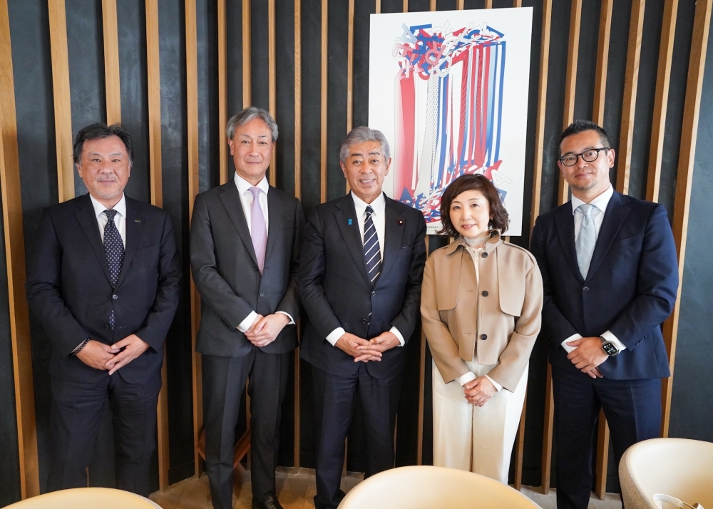 Group photo, Foreign Minister Iwaya with Japanese business representatives in France