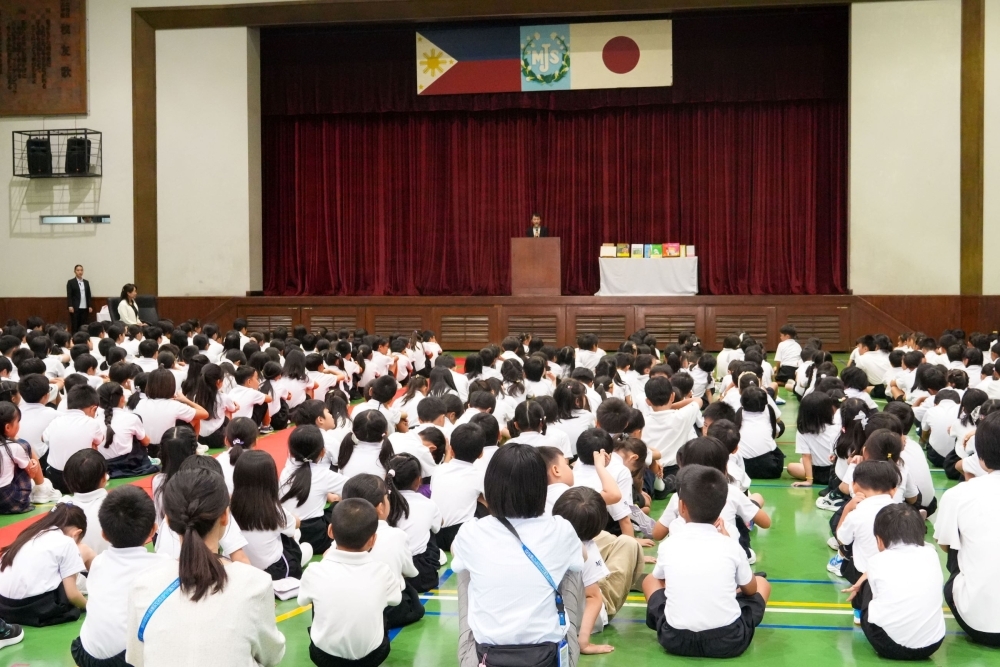 Mrs. ISHIBA at the welcome ceremony attended by all students