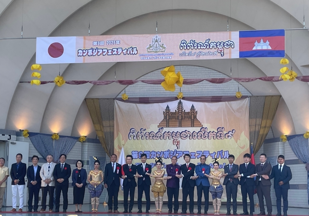 Group photo, State Minister Miyaji, Ambassador of Cambodia H.E. Tuy Ry, Mr. Imamura, Former Chairman of Japan-Cambodia Parliamentary Friendship League and H. E. Mr. Hul Seila, Under Secretary of State, Ministry of Tourism