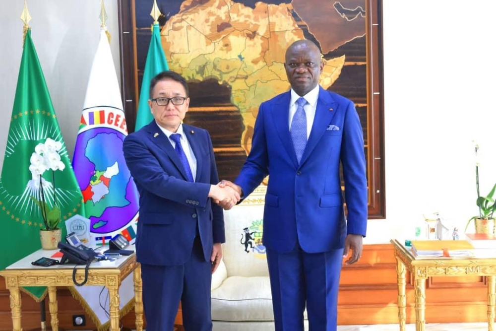 Special Envoy Ejima shakes hands with President Oligui Nguema