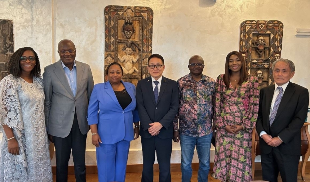 Group photo with Special Envoy Ejima and five ministers