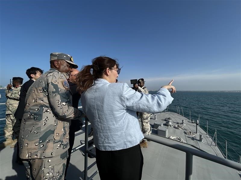 Parliamentary Vice-Minister ERI visited the patrol vessels and was briefed by Commander of the Coast Guard