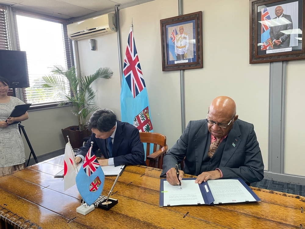 Japanese Ambassador MICHII to Fiji and Prime Minister RABUKA of Fiji, signed the Notes on Economic and Social Development Programme
