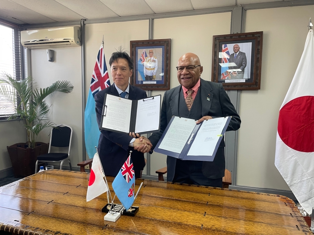 Japanese Ambassador MICHII to Fiji and Prime Minister RABUKA of Fiji, exchanged the Notes on Economic and Social Development Programme