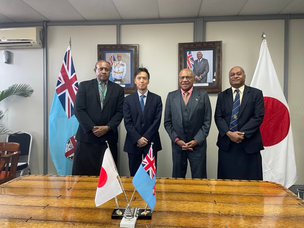 Japanese Ambassador MICHII to Fiji and officials of the Fijian government