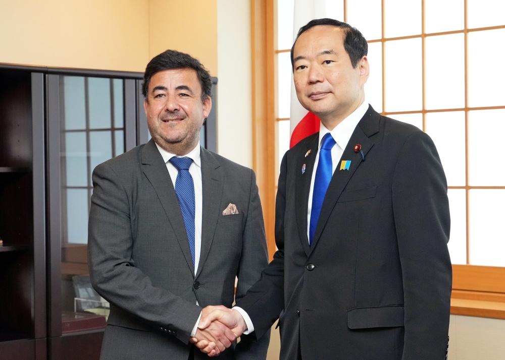 Mr. Fujii shaking hands with Mr. Sampaio