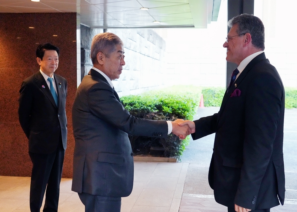 Minister IWAYA shaking hands with Commissioner Šefčovič