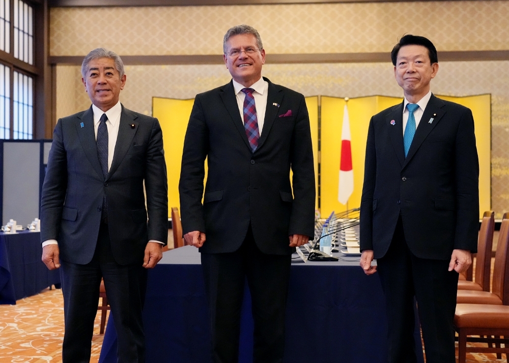 Minister IWAYA poses for a commemorative photo with Commissioner Šefčovič and Minister MUTO