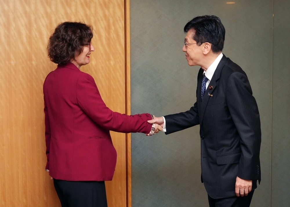 Parliamentary Vice-Minister Matsumoto shaking hands with Ms. Brown