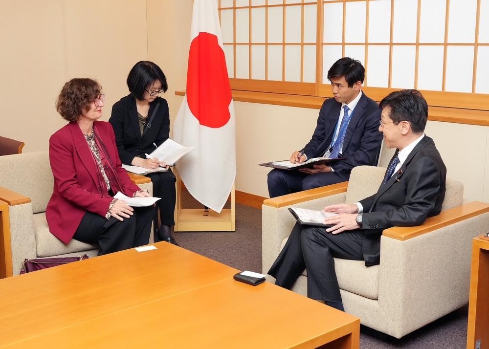 Parliamentary Vice-Minister Matsumoto holding a meeting with Ms. Brown