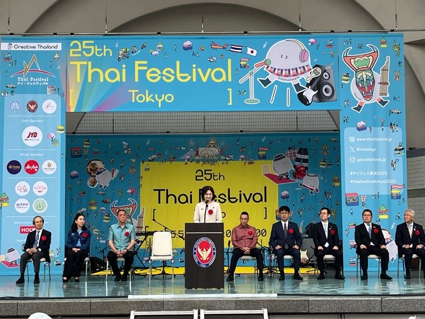 Parliamentary Vice-Minister Ikuina addressing the audience on stage