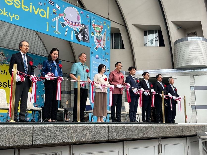 Parliamentary Vice-Minister Ikuina cutting the ribbon with related parties