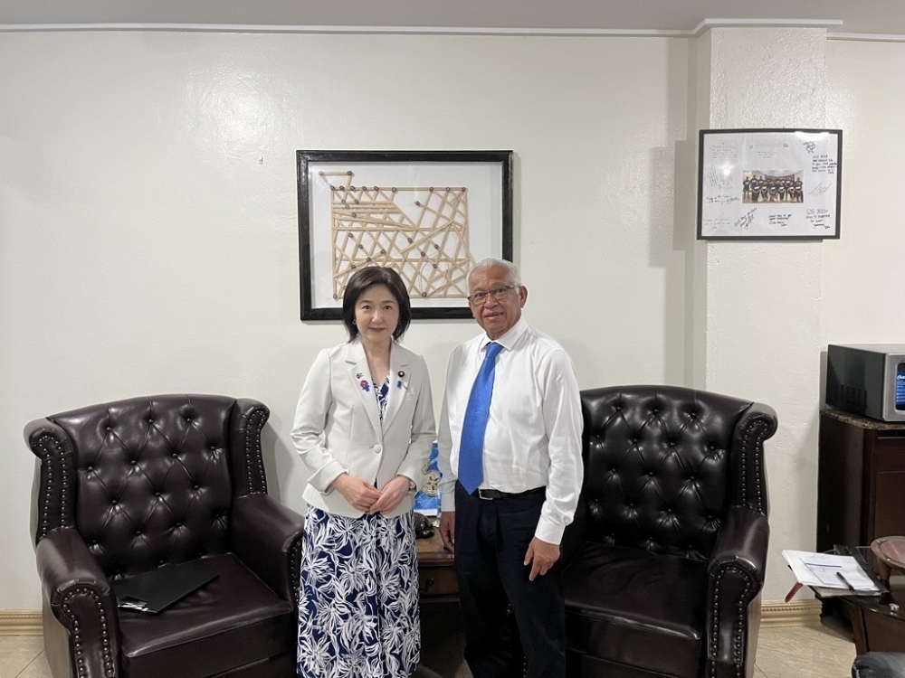 Parliamentary Vice-Minister Ikuina poses for a commemorative photo with Acting Minister for Foreign Affairs Trade Zakios