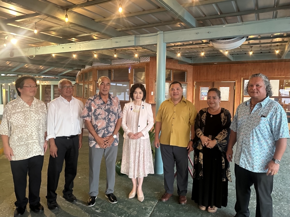 Parliamentary Vice-Minister Ikuina with Japanese Marshallese members of the parliament