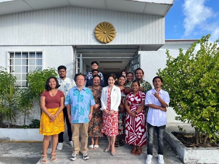 Parliamentary Vice- Minister Ikuina with former JENESYS (Japan-East Asia Network of Exchange for Students and Youths) program participants