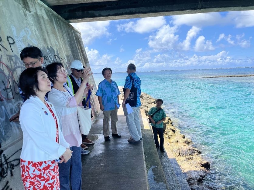Parliamentary Vice- Minister Ikuina inspecting the Majuro Bridge