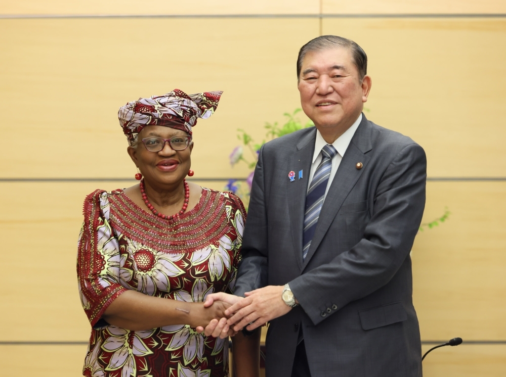 Prime Minister ISHIBA who shakes hands with Director-General Okonjo-Iweala