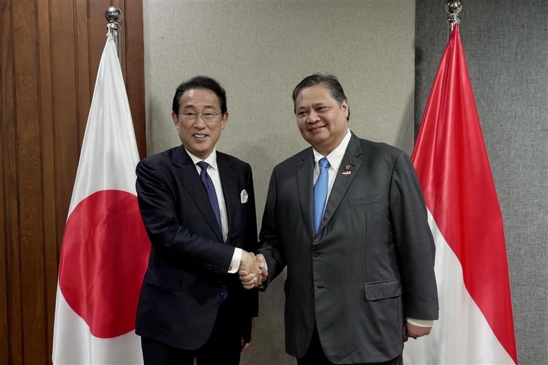 Mr. KISHIDA shaking hands with H.E. Dr. Airlangga, Coordinating Minister for Economic Affairs of Indonesia