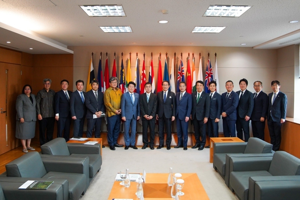 Commemorative photo with Mr. Kishida and the associates of ERIA