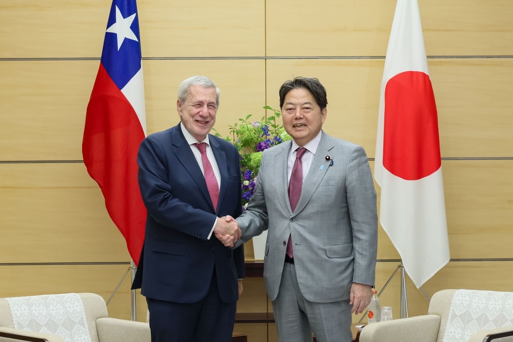 Chief Cabinet Secretary Hayashi shaking hands with Foreign Minister KLAVEREN of Chile
