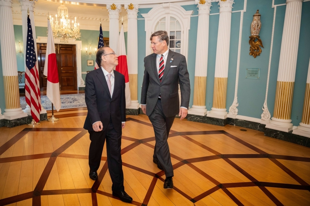 Vice Minister FUNAKOSHI and Hon.Christopher Landau, Deputy Secretary of State of U.S., walking down the hallway