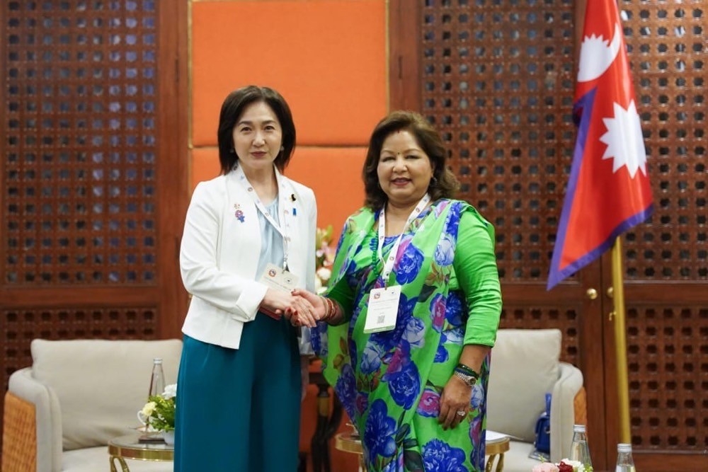 Parliamentary Vice-Minister Ikuina shaking hands with H.E. Dr. Arzu Rana Deuba, Minister of Foreign Affairs of Nepal