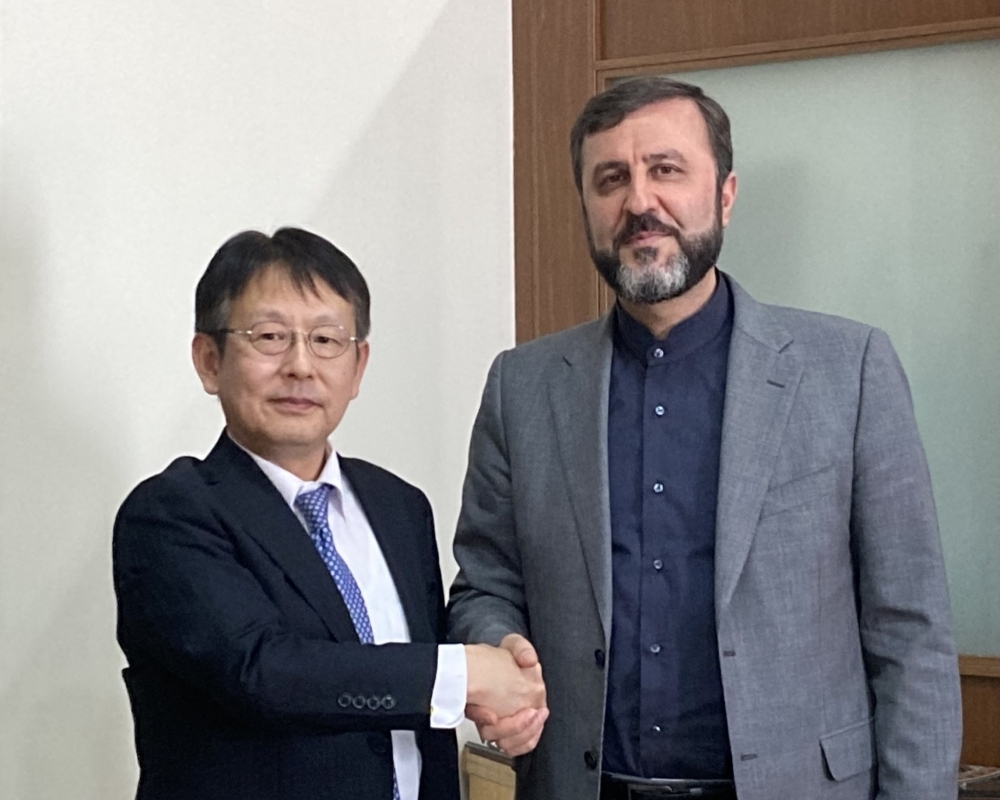 Director-General NAKAMURA who shakes hands with Dr. Gharibabadi, Deputy Foreign Minister for Legal and International Affairs of Iran
