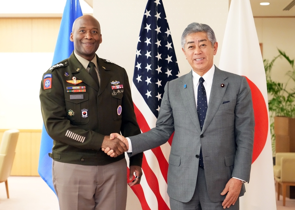 Foreign Minister IWAYA shaking hands with General Brunson, Commander, UN Command / Combined Forces Command / US Forces Korea