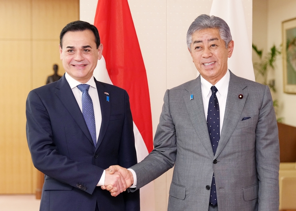 Foreign Minister IWAYA shaking hands with H.E. Mr. RAMÍREZ LEZCANO, Minister of Foreign Affairs of Paraguay