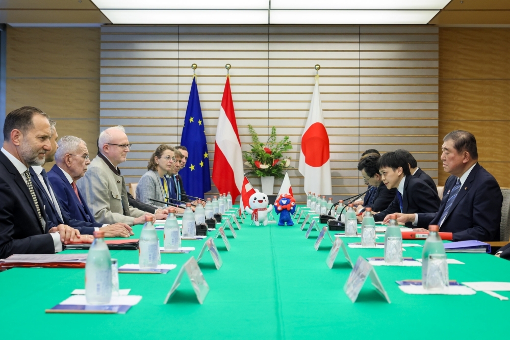 Prime Minister Ishiba talking with President Van der Bellen at the meeting