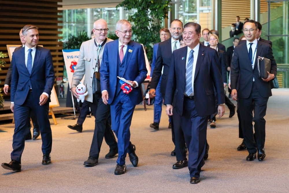Prime Minister Ishiba escorting President Van der Bellen to the exit