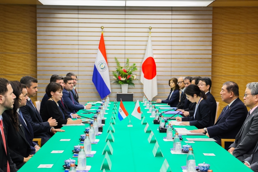 Prime Minister Ishiba talking with President Peña at the meeting