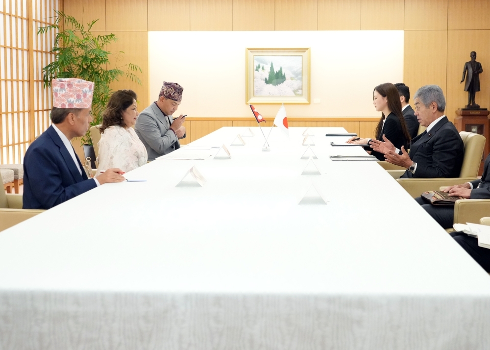 Minister Iwaya talking with Foreign Minister Deuba at the meeting