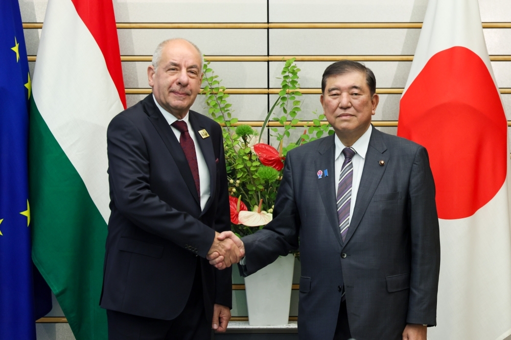 Prime Minister Ishiba shaking hands with President Sulyok