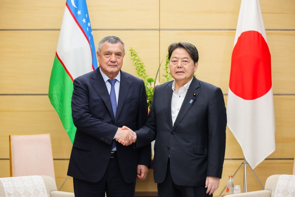 Chief Cabinet Secretary HAYASHI shaking hands with Speaker Mr. ISMOILOV