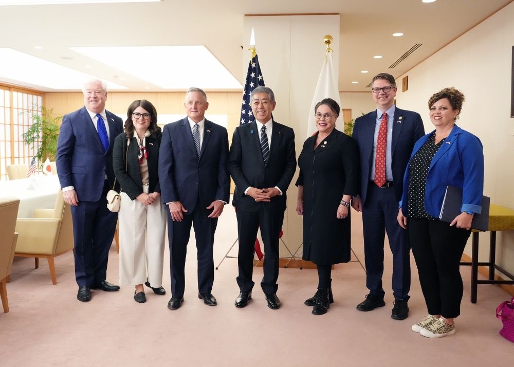 Minister Iwaya poses for a commemorative photo with  the delegation of the U.S. House Committee on Natural Resources